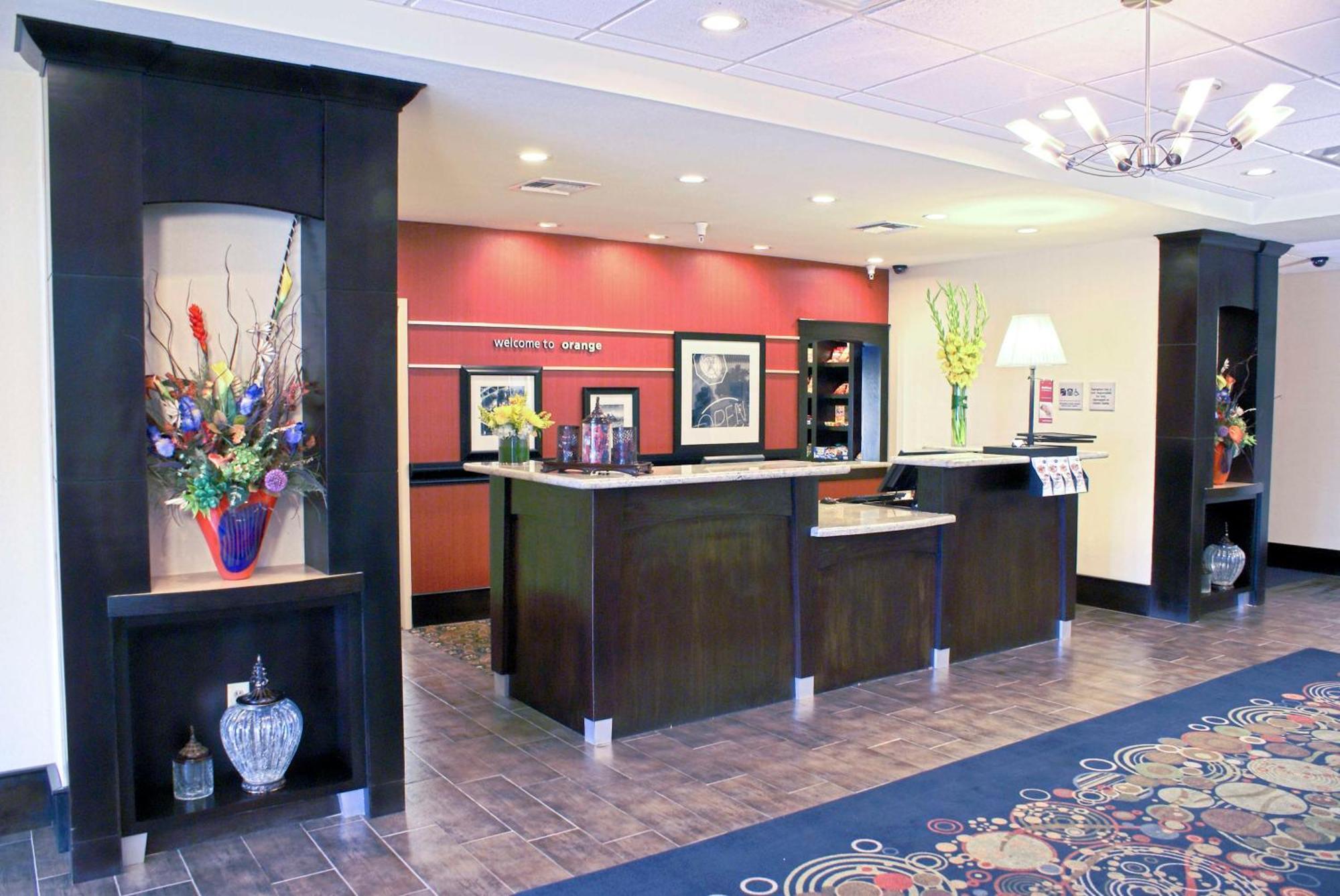 Hampton Inn Ориндж Экстерьер фото