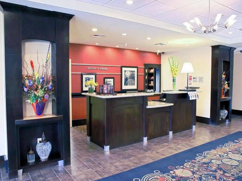 Hampton Inn Ориндж Экстерьер фото