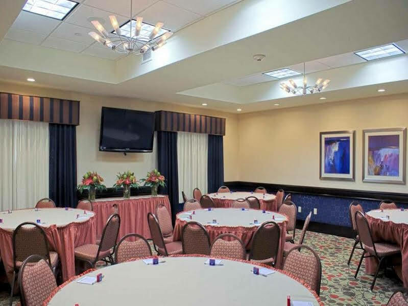 Hampton Inn Ориндж Экстерьер фото
